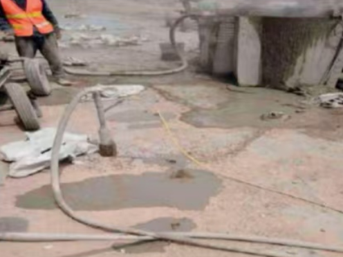 延安水泥混凝土路面板底注浆技术 路面脱空注浆整治方案